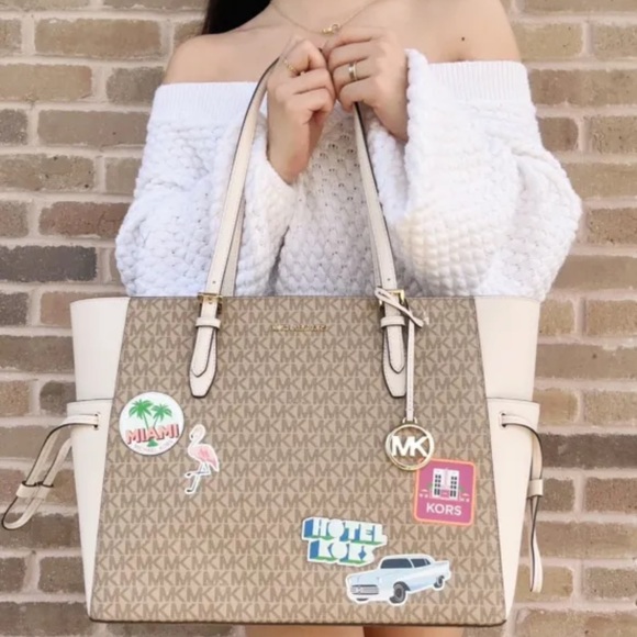 Michael Kors Gilly Large Drawstring Zip Tote Light Cream MK Signature Miami - Picture 3 of 8